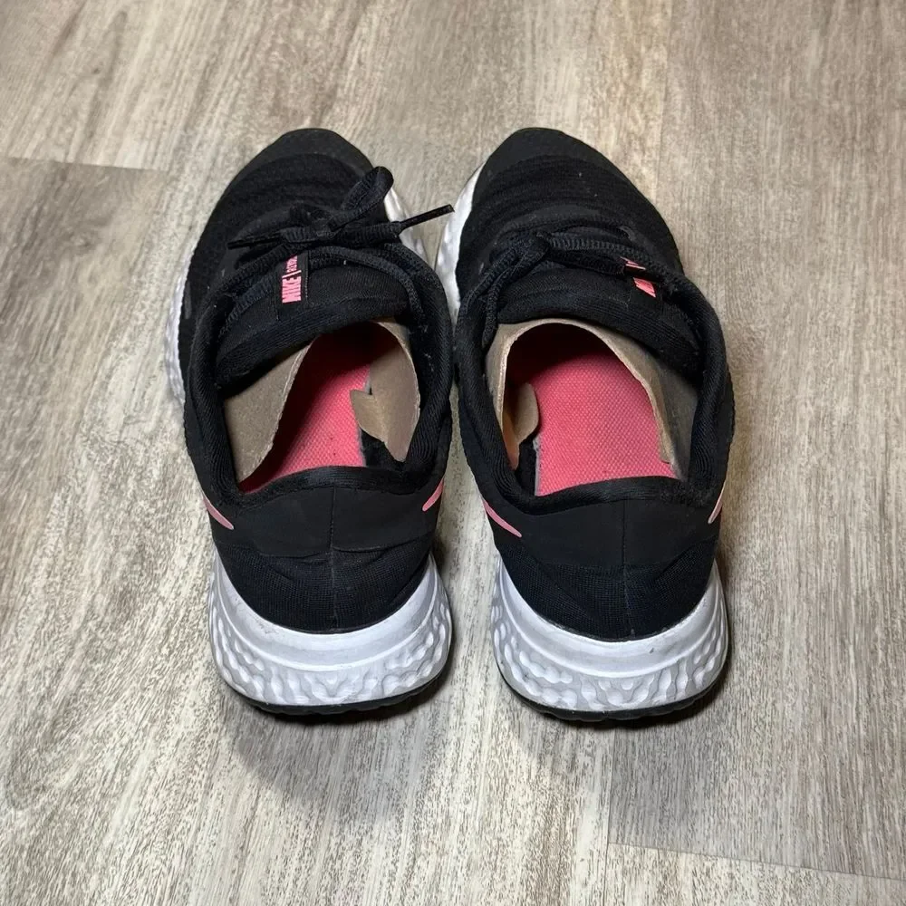 Nike Girl's Revolution size 6 Running‎ Shoes Black / Pink BQ5671-002